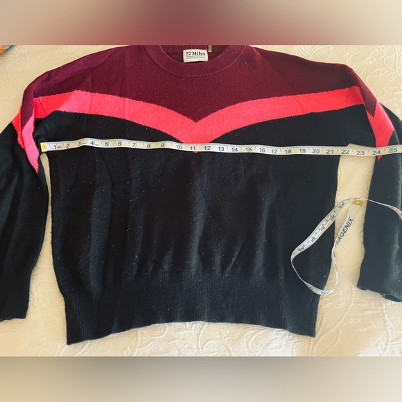 💯 cashmere sweater by 27 Miles Malibu pink burgundy black ski inspired print - Picture 6 of 7
